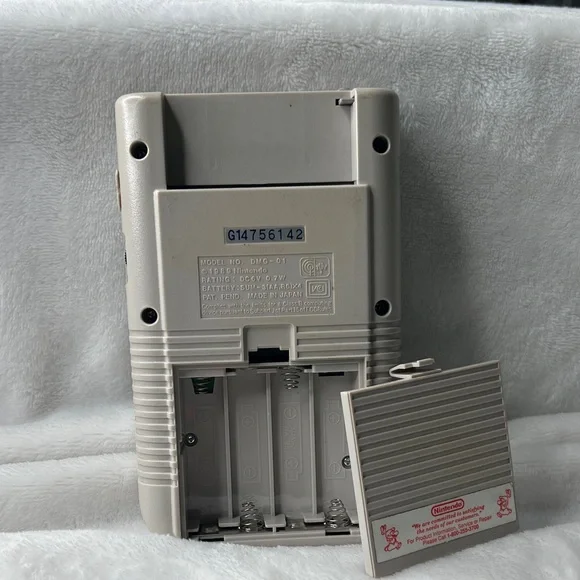 VINTAGE - Nintendo Game Boy Handheld - Picture 7 of 7